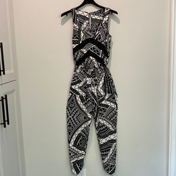 MISS Selfridge black and white Sleeveless jumpsuit - Picture 6 of 17
